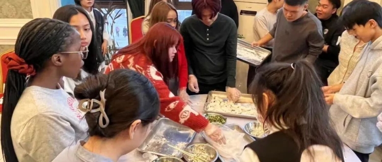 包饺子啰!—— 中外师生热闹迎新年