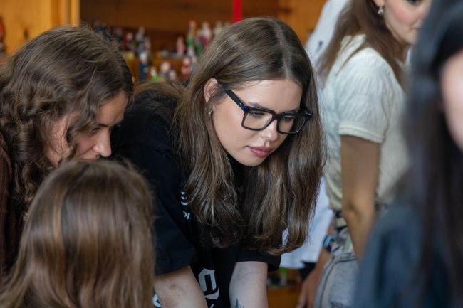 规范与关怀同行：留学生主题班会聚焦评估动员与心理健康