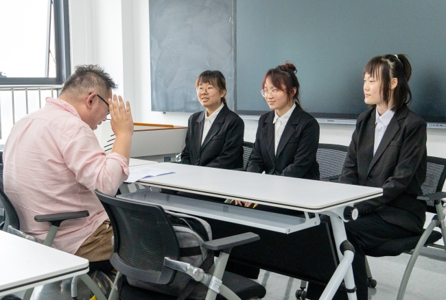 日语国际本科模拟面试来袭！正装就位，三人小组直面挑战