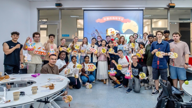 国际教育学院举办“天涯共此时，明月映世界”中秋文化体验活动