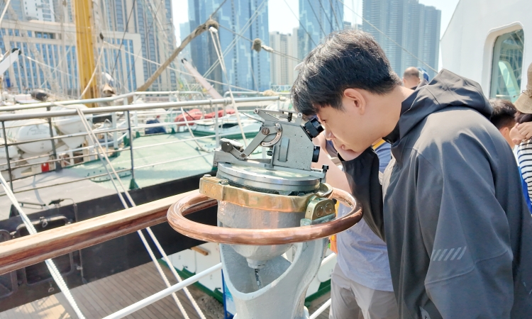 9东软信息学院星参观帕拉达号训练舰.jpg