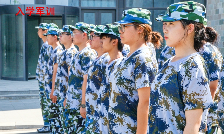 学生参加军训，提升军事理论素养（1）.jpg